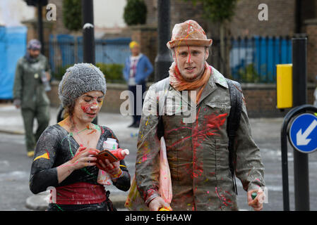 London, UK. 24. August 2014. Hunderte von Menschen kommen die "Jouvert" werfen Schlamm, Farbe, macht und schwenken Kick off in Notting Hill Karneval 2014 in London. Foto: siehe Li/Alamy Live News Stockfoto