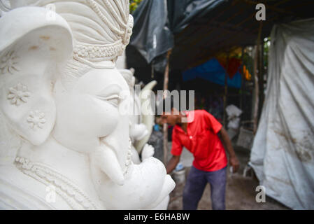 Ahmedabad, Gujarat, Indien. 24. August 2014. Lord Ganesh Idole bereit um zu verkaufen in Gulbai Tekra, Gulbai Tekra ist die einzelne größte Lieferant von Ganesha Idole in Ahmedabad, Gujarat in Indien. Bildnachweis: Nisarg Lakhmani/Alamy Live-Nachrichten Stockfoto