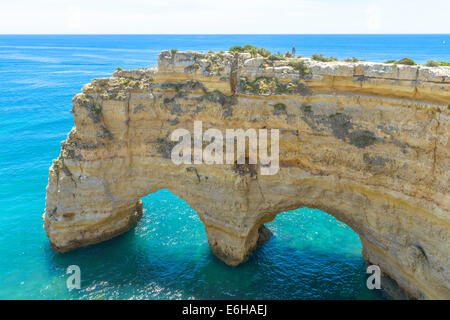 Touristischen Stand am Anfang von einem Meer Arch in Algarve, Portugal Stockfoto