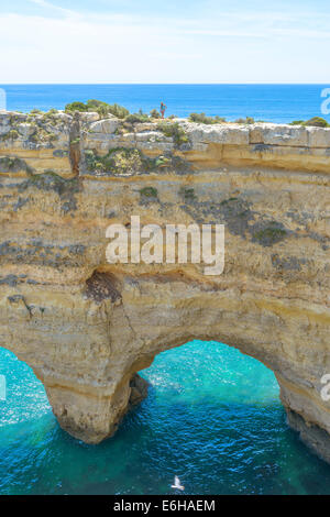 Touristischen Stand am Anfang von einem Meer Arch in Algarve, Portugal Stockfoto