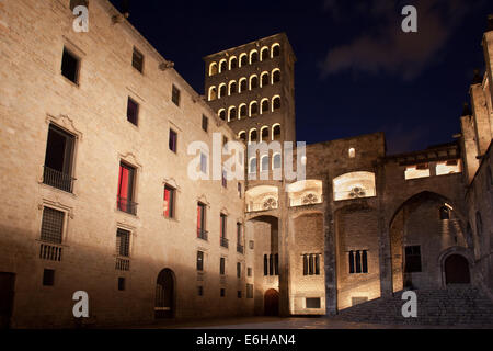 Torre Mirador und Palau del Lloctinent am Placa del Rei in der Nacht in Barcelona, Katalonien, Spanien. Stockfoto