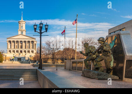 Tennessee State Capital Building ragt hinter dem Korea-Krieg-Denkmal im War Memorial Plaza in der Innenstadt von Nashville, Tennessee Stockfoto