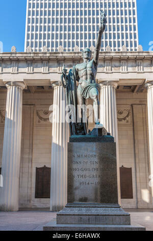 William Snodgrass Tennessee Turm hinter Bronzestatue Sieg im Krieg Memorial Plaza in der Innenstadt von Nashville, Tennessee Stockfoto