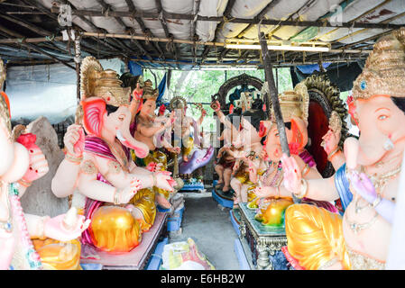 Ahmedabad, Gujarat, Indien. 24. August 2014. Lord Ganesh Idole bereit um zu verkaufen in Gulbai Tekra, Gulbai Tekra ist die einzelne größte Lieferant von Ganesha Idole in Ahmedabad, Gujarat in Indien. Bildnachweis: Nisarg Lakhmani/Alamy Live-Nachrichten Stockfoto