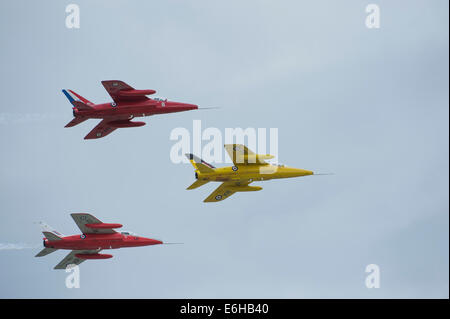 Dunsfold Aerodrome, Surrey UK. Samstag, 23. August 2014. Die rote Mücke Display Team, Teil des Erbes Flugzeug Trust, Folland Gnat T. MK 1 Flugzeuge am 10. Dunsfold Flügel und Räder. Bildnachweis: Malcolm Park Leitartikel/Alamy Live-Nachrichten. Stockfoto