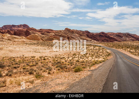 Straße führt Besucher durch Felsformationen und Wüstenvegetation im Valley of Fire State Park in der Nähe von Overton, Nevada Stockfoto