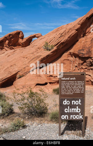 Informations-Schild am natürlichen Bogen Felsformation im Valley of Fire State Park in der Nähe von Overton, Nevada Stockfoto