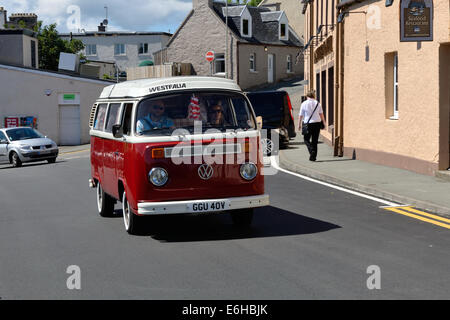 Volkswagen Wohnmobil fahren durch Portree auf der Isle Of Skye, Schottland Stockfoto