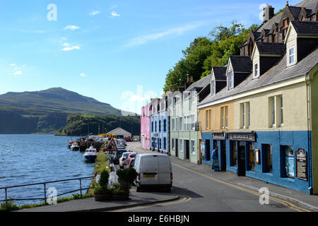 Hell gestrichenen Hafen Häuser und Geschäfte auf die Quay Street, Portree auf der Insel Skye, Schottland, Großbritannien Stockfoto