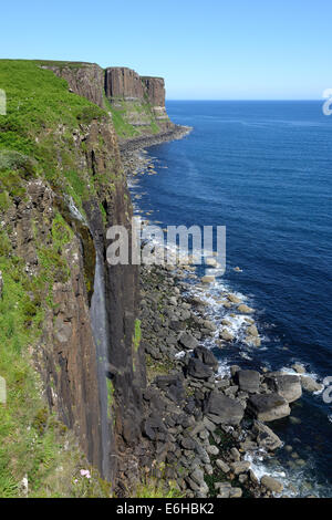 Blick auf die 'Kilt Rock' und Mealt fällt auf der Halbinsel Trotternish, Skye, Schottland Stockfoto