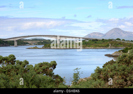 Die Skye-Brücke bei Kyle of Lochalsh verbindet das schottische Festland mit der inneren Hebridean-Insel. Stockfoto