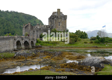 Typische Ansicht von Eilean Donan Castle einschließlich Brücke über Island Stockfoto