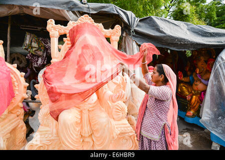 Ahmedabad, Gujarat, Indien, 24. August 2014. : Öffnen die Idole am Sonntagmorgen zu verkaufen, Gulbai Tekra Hasuben ist der einzelne größte Lieferant von Ganesha Idole in Ahmedabad, Gujarat in Indien. Bildnachweis: Nisarg Lakhmani/Alamy Live-Nachrichten Stockfoto