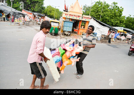 Ahmedabad, Gujarat, Indien, 24. August 2014. : Zwei Männer heben die Idole in andere Stadt übertragen, ist Gulbai Tekra der einzelne größte Lieferant von Ganesha Idole in Ahmedabad, Gujarat in Indien. Bildnachweis: Nisarg Lakhmani/Alamy Live-Nachrichten Stockfoto