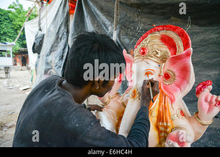 Ahmedabad, Gujarat, Indien, 24. August 2014. : Künstler arbeiten an der endgültigen Touchup vor Verkauf, Gulbai Tekra ist der einzelne größte Lieferant von Ganesha Idole in Ahmedabad, Gujarat in Indien. Bildnachweis: Nisarg Lakhmani/Alamy Live-Nachrichten Stockfoto