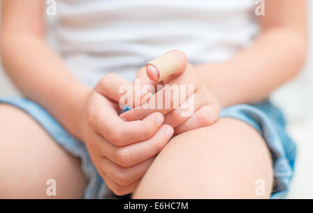 Kind-Finger mit einem Pflaster. Stockfoto