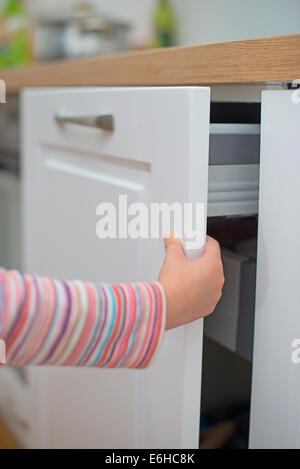 Gefährliche Situation zu Hause. Kind fängt Finger in der Tür. Stockfoto