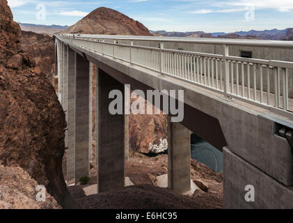 Mike O' Callaghan - Pat Tillman Memorial Bridge oder Hoover Dam Bypass-Brücke über den Colorado River in der Nähe von Boulder City, Nevada Stockfoto