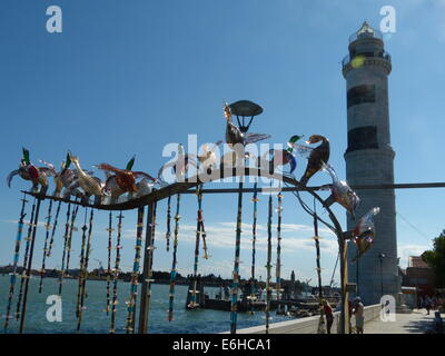 Glas Vögel schmücken Kai im Windschatten des Leuchtturms auf der venezianischen Insel Murano Stockfoto