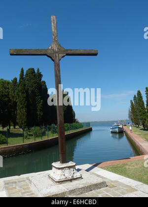 Eine einfache hohe Holzkreuz begrüßt Besucher kommen auf der Insel Kloster San Francesco del Deserto in der Lagune von Venedig Stockfoto