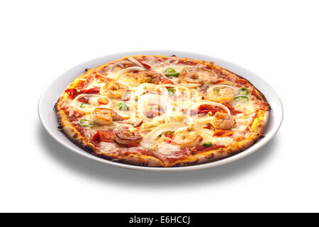 Leckere Pizza mit Meeresfrüchten und Zwiebel Ringe isoliert auf weißem Hintergrund Stockfoto