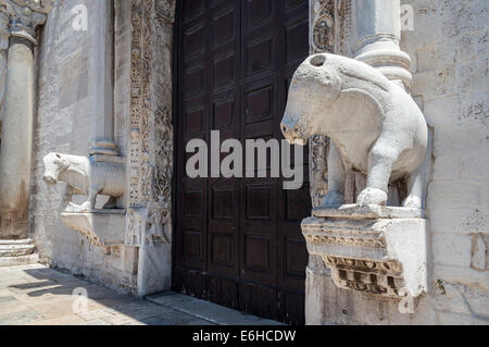 Zwei steinerne Stiere tragende Säulen am Eingang der Basilika di San Nicola, St Nicholas Basilica in Bari Altstadt, Pugli Stockfoto