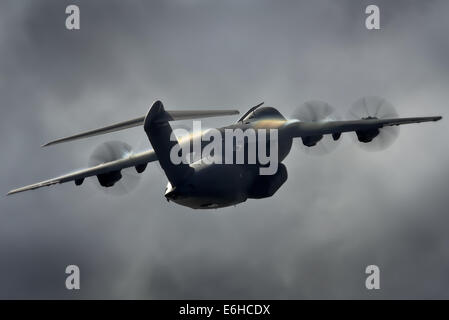 Airbus A400M Transportflugzeuge in grauem Himmel klettern. Stockfoto