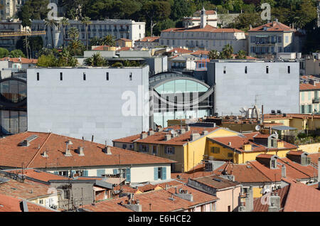 Ansicht des Museum für Moderne Kunst MAMAC oder Musée d'Art Moderne et d'Art Contemporaine & Dächer der Altstadt Nice Alpes-Maritimes Frankreich Stockfoto