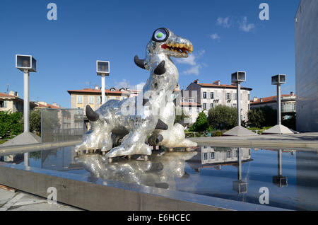 Loch Ness Monster Skulptur & Brunnen (1993) von Niki de Saint Phalle vor der modernen Kunstmuseum MAMAC Nizza Frankreich Stockfoto