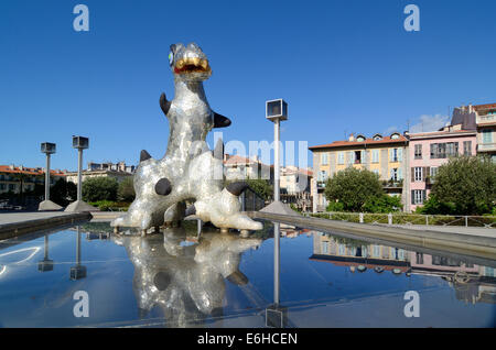 Loch Ness Monster Skulptur & Brunnen (1993) von Niki de Saint Phalle vor der modernen Kunstmuseum MAMAC Nizza Frankreich Stockfoto