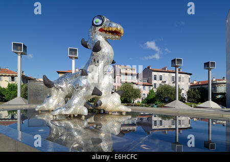 Loch Ness Monster Skulptur & Brunnen (1993) von Niki de Saint Phalle vor der modernen Kunstmuseum MAMAC Nizza Frankreich Stockfoto