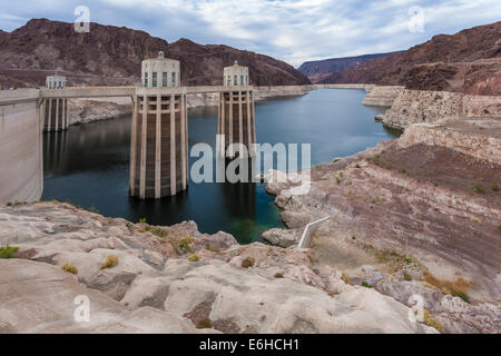 Penstocks oder Wasseraufnahme Türme in Lake Mead am Hoover-Staudamm auf dem Colorado River in der Nähe von Boulder City, Nevada Stockfoto