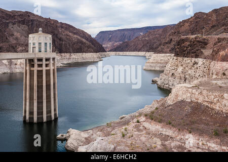 Druckrohrleitung oder Wasserentnahmeturms in Lake Mead am Hoover-Staudamm auf dem Colorado River in der Nähe von Boulder City, Nevada Stockfoto