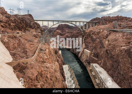 Mike O' Callaghan - Pat Tillman Memorial Bridge oder Hoover Dam Bypass-Brücke über den Colorado River in der Nähe von Boulder City, Nevada Stockfoto