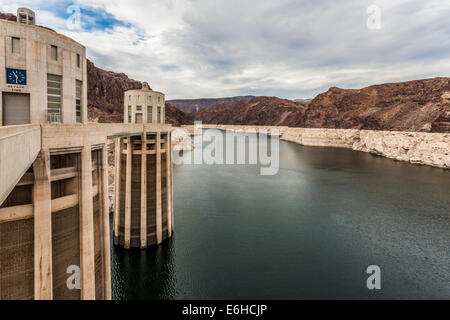 Wasserentnahmeturms in Lake Mead am Hoover-Staudamm im Black Canyon des Colorado River in der Nähe von Boulder City, Nevada Stockfoto
