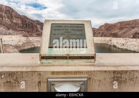 Gedenktafel an der Arizona - Nevada State Linie markiert den Hoover-Staudamm als auf der sieben technischen Wunder der Vereinigten Staaten Stockfoto