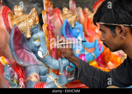 Ahmedabad, Gujarat, Indien, 24. August 2014. Künstler arbeiten an der endgültigen Touchup vor Verkauf, Gulbai Tekra ist der einzelne größte Lieferant von Ganesha Idole in Ahmedabad, Gujarat in Indien. Bildnachweis: Nisarg Lakhmani/Alamy Live-Nachrichten Stockfoto