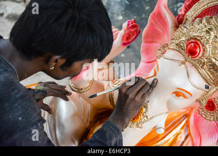 Ahmedabad, Gujarat, Indien, 24. August 2014. : Künstler arbeiten an der endgültigen Touchup vor Verkauf, Gulbai Tekra ist der einzelne größte Lieferant von Ganesha Idole in Ahmedabad, Gujarat in Indien. Bildnachweis: Nisarg Lakhmani/Alamy Live-Nachrichten Stockfoto