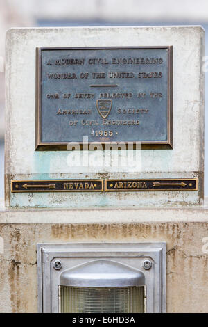 Gedenktafel an der Arizona - Nevada State Linie markiert den Hoover-Staudamm als auf der sieben technischen Wunder der Vereinigten Staaten Stockfoto