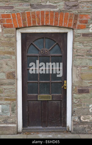 Aus Holz Haustür braun Nummer 68 Periode Reihenhaus in Brecon Powys Wales UK Stockfoto