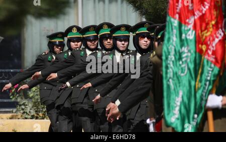 Kabul, Afghanistan. 24. August 2014. Frisch graduierte weibliche Afghan National Army (ANA) Offiziere marschieren während der Abschlussfeier am 24. August 2014 in Kabul, Afghanistan. Insgesamt 30 weibliche Offiziere graduierte aus Kabul Military Training Center (Ausbildungszentrum) am Sonntag und beauftragt, ANA, sagte General Aminullah Paktiani Kommandeur des Ausbildungszentrum. Bildnachweis: Ahmad Massoud/Xinhua/Alamy Live-Nachrichten Stockfoto