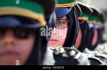 Kabul, Afghanistan. 24. August 2014. Frisch graduierte weibliche Afghan National Army (ANA) Offiziere stehen während der Abschlussfeier am 24. August 2014 in Kabul, Afghanistan. Insgesamt 30 weibliche Offiziere graduierte aus Kabul Military Training Center (Ausbildungszentrum) am Sonntag und beauftragt, ANA, sagte General Aminullah Paktiani Kommandeur des Ausbildungszentrum. Bildnachweis: Ahmad Massoud/Xinhua/Alamy Live-Nachrichten Stockfoto