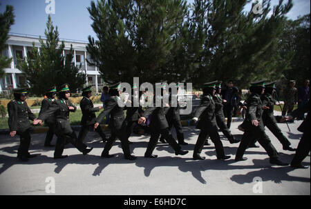 Kabul, Afghanistan. 24. August 2014. Frisch graduierte weibliche Afghan National Army (ANA) Offiziere marschieren während der Abschlussfeier am 24. August 2014 in Kabul, Afghanistan. Insgesamt 30 weibliche Offiziere graduierte aus Kabul Military Training Center (Ausbildungszentrum) am Sonntag und beauftragt, ANA, sagte General Aminullah Paktiani Kommandeur des Ausbildungszentrum. Bildnachweis: Ahmad Massoud/Xinhua/Alamy Live-Nachrichten Stockfoto