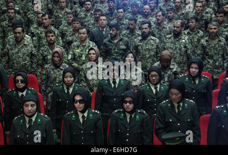 Kabul, Afghanistan. 24. August 2014. Am 24. August 2014 besuchen frisch graduierte weibliche Afghan National Army (ANA) Offiziere die Abschlussfeier in Kabul, Afghanistan. Insgesamt 30 weibliche Offiziere graduierte aus Kabul Military Training Center (Ausbildungszentrum) am Sonntag und beauftragt, ANA, sagte General Aminullah Paktiani Kommandeur des Ausbildungszentrum. Bildnachweis: Ahmad Massoud/Xinhua/Alamy Live-Nachrichten Stockfoto