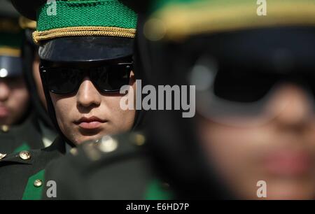 Kabul, Afghanistan. 24. August 2014. Frisch graduierte weibliche Afghan National Army (ANA) Offiziere stehen während der Abschlussfeier am 24. August 2014 in Kabul, Afghanistan. Insgesamt 30 weibliche Offiziere graduierte aus Kabul Military Training Center (Ausbildungszentrum) am Sonntag und beauftragt, ANA, sagte General Aminullah Paktiani Kommandeur des Ausbildungszentrum. Bildnachweis: Ahmad Massoud/Xinhua/Alamy Live-Nachrichten Stockfoto