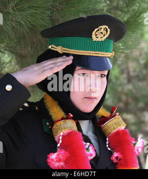 Kabul, Afghanistan. 24. August 2014. Ein frisch graduierte weibliche Afghan National Army (ANA) Offizier salutiert während der Abschlussfeier am 24. August 2014 in Kabul, Afghanistan. Insgesamt 30 weibliche Offiziere graduierte aus Kabul Military Training Center (Ausbildungszentrum) am Sonntag und beauftragt, ANA, sagte General Aminullah Paktiani Kommandeur des Ausbildungszentrum. Bildnachweis: Ahmad Massoud/Xinhua/Alamy Live-Nachrichten Stockfoto