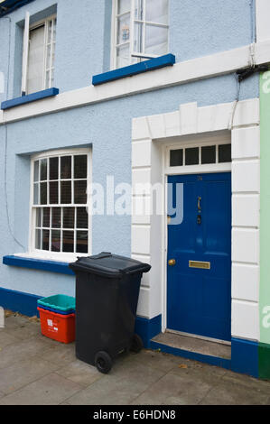 Blue-Nummer 74 hölzerne Eingangstür mit recycling-Behälter außen Periode Reihenhaus in Brecon Powys Wales UK Stockfoto