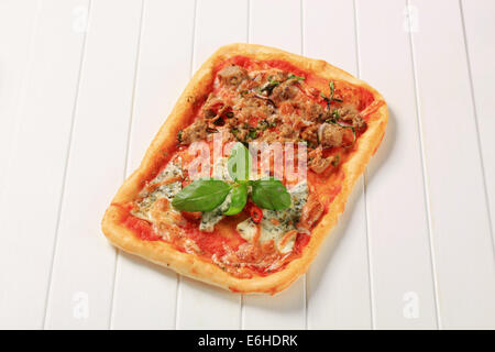 Rechteckige Pizza mit Käse und Thunfisch Stockfoto