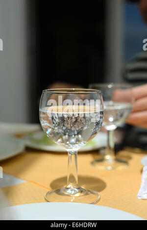 Mineralwasser im Glas auf dem Tisch Stockfoto