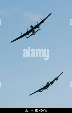Kampf um das britische Memorial Flight mit Avro Lancasters PA474 "Thumper" und der "Vera" des Canadian Warplane Heritage Museums auf der Dawlish Air Show. Stockfoto